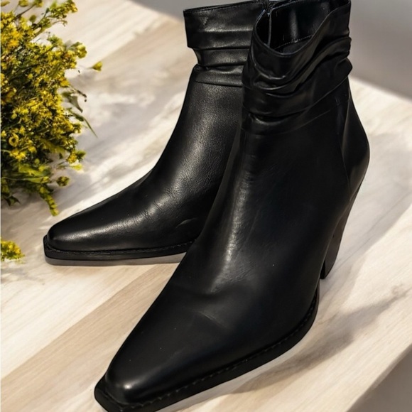 Vince Camuto Nerlinji Elegant Black Women's Ankle Boots. Like New. - Picture 2 of 16